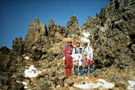 19830102-八が岳中山尾根のトサカを背に.JPG